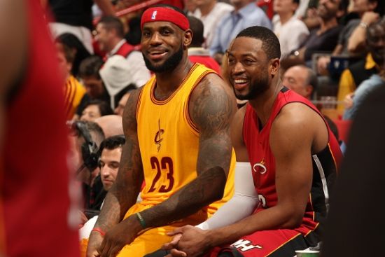 詹姆斯韦德坐在一起，就像他们从未分开