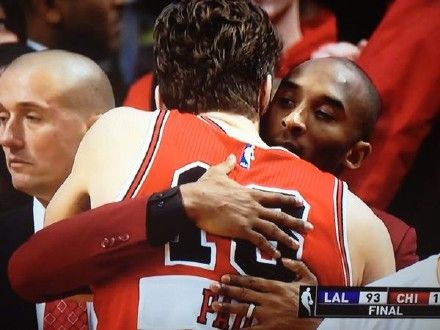 科比加索尔深情相拥