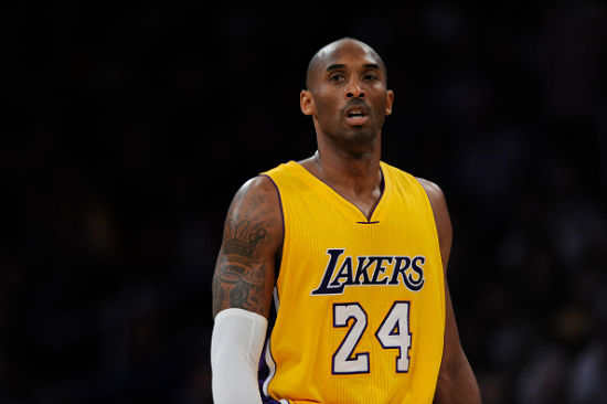 火箭篮筐歪了……科比:怪我喽~