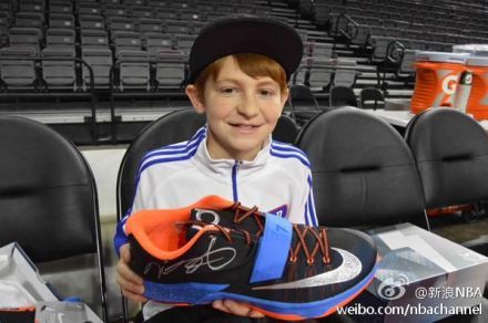 阿杜此前送鞋给13岁的底特律小男孩