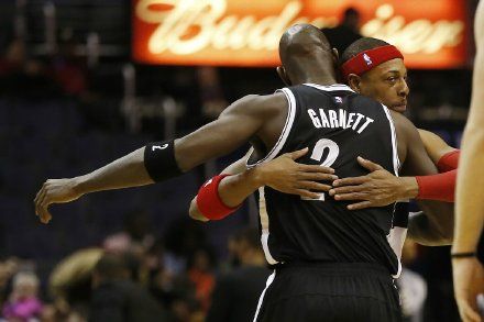 皮尔斯与加内特深情拥抱