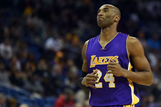 科比只能无奈接受再度受伤的结果