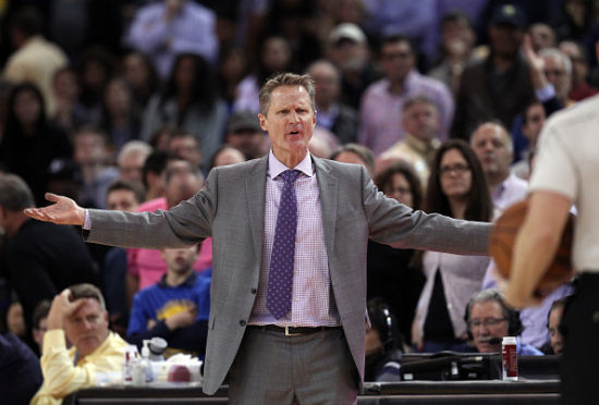 勇士主帅科尔对判罚有些不满