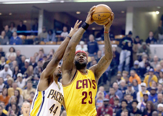 步行者主场球迷对詹姆斯“毫不客气”