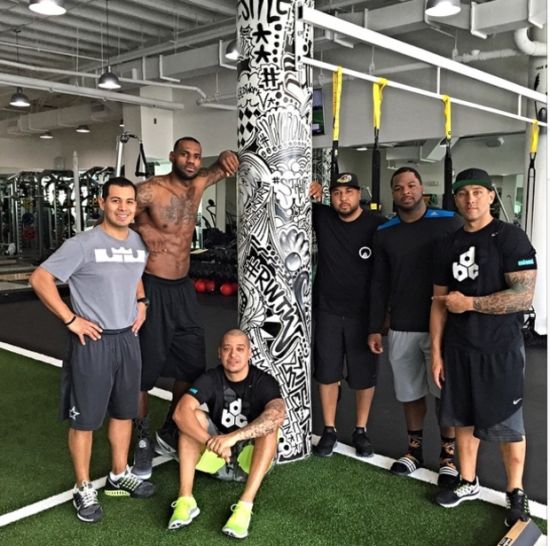 詹姆斯和私人教练一起在迈阿密训练