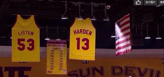 哈登13号球衣高挂球馆上空