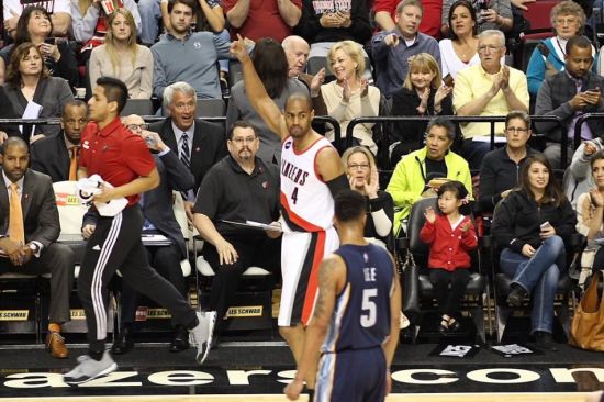 阿弗拉罗迎来开拓者首秀