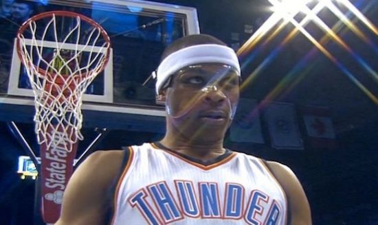 教练透露第一次佩戴面具的威少感觉有些许不适，于是用发带加以固定