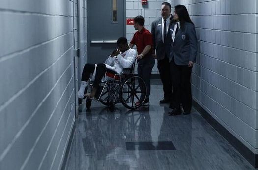 马修斯赛后坐在轮椅上