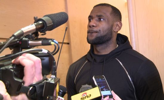 詹姆斯观看热火比赛