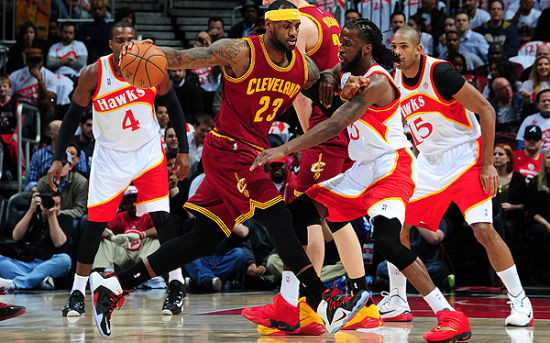 老鹰对于詹姆斯的防守套路跟马刺如出一辙又略有不同