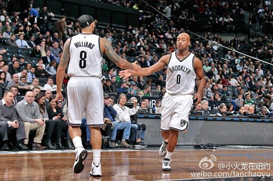 德隆今天10分10助攻9篮板