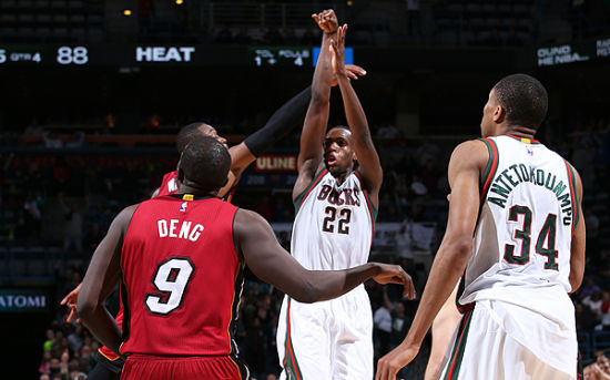 米德尔顿压哨三分绝杀热火