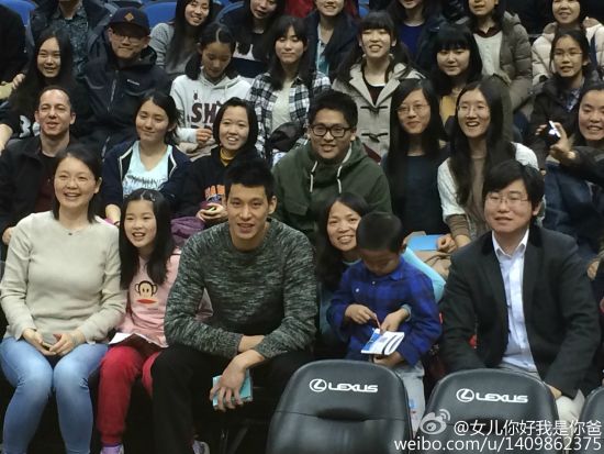 林书豪赛后和明州的中国留学生合影互动