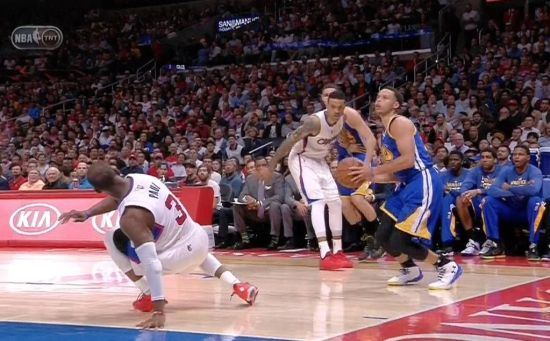 保罗被库里晃倒