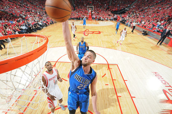 一次快攻扣篮让帕森斯膝伤加剧