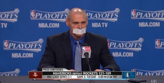 赛后卡莱尔卖萌