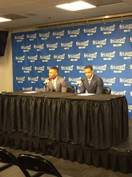 两位功臣一起出现在了赛后发布会上