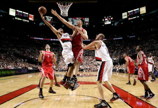 6年前姚明带队冲突首轮