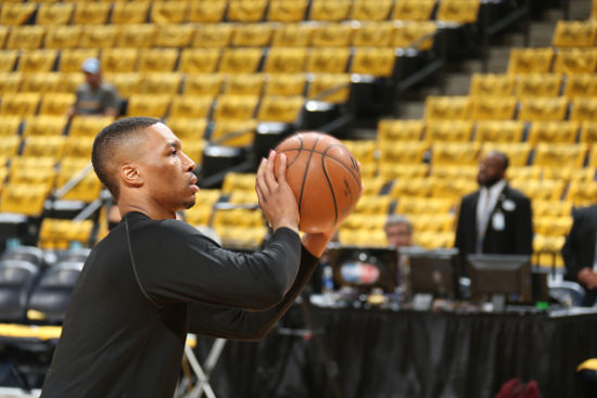 利拉德拿到了自己的学位证书