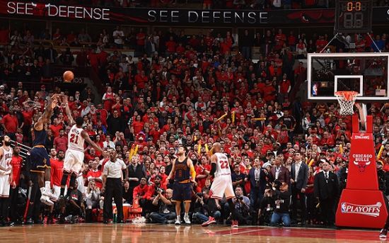 詹姆斯投出绝杀