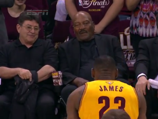 詹姆斯向吉姆-布朗鞠躬