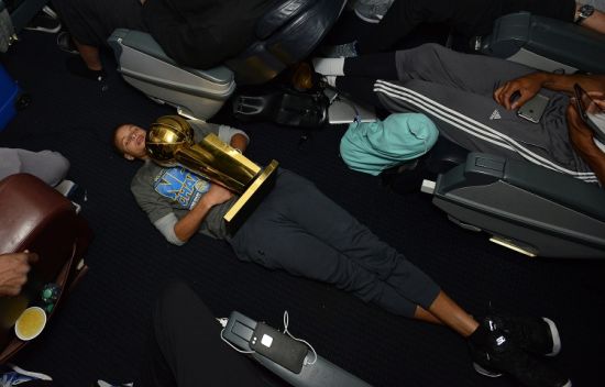 当家球星竟睡过道……