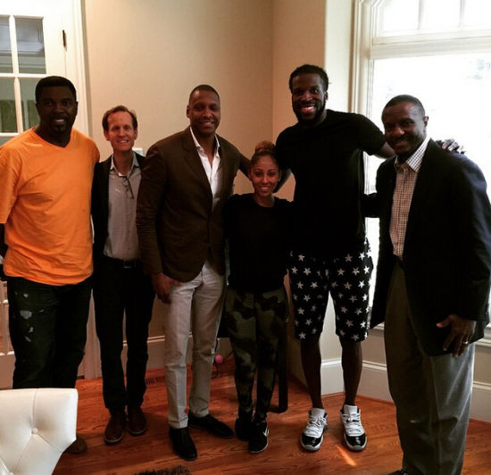 卡罗尔跟猛龙高层在一起