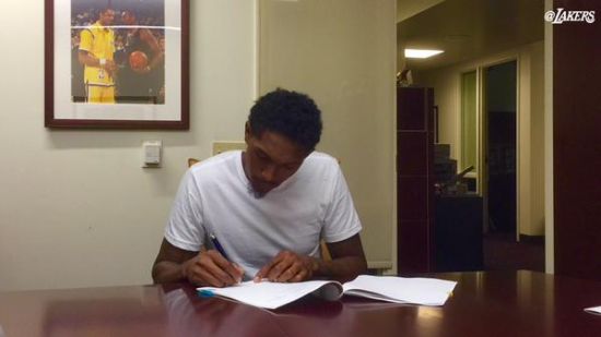 路威与湖人签订合约