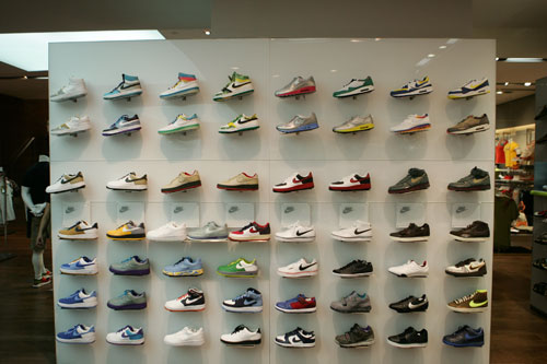 图文-中国首家耐克旗舰店在北京正式开业 店内陈列_nike新浪体育社区