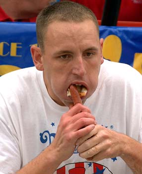 第四届吃热狗国际大赛冠军12分钟吃下66个热狗