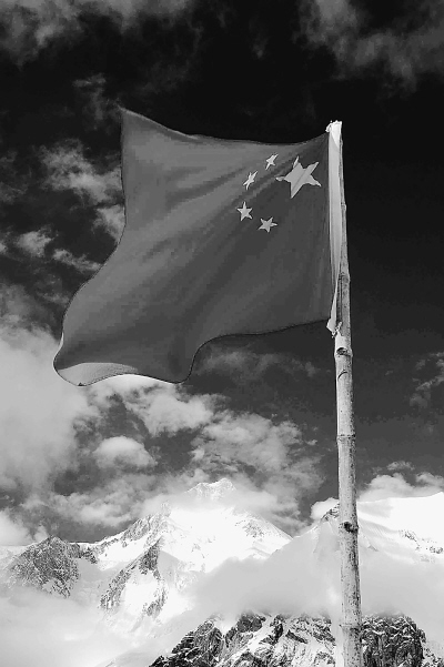 西藏登山队屡创新纪录把五星红旗插遍世界巅峰