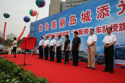 迎接奥运青岛的哥组成8支红飘带车队上路图