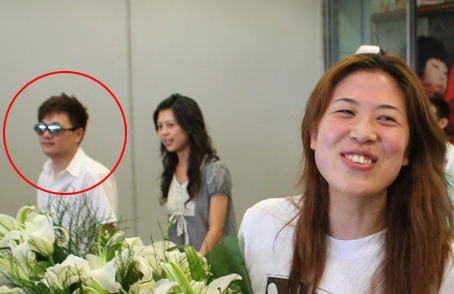 男友接机献花送上深情厚爱 高崚感甜蜜幸福四溢(图)