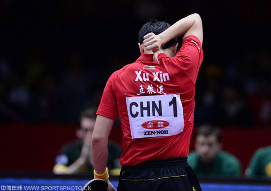 赢球后许昕指向自己号码布