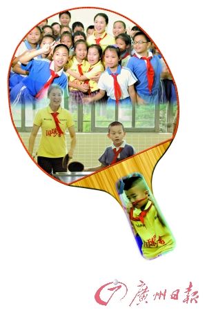 乒乓女王变身孩子王，王楠深受孩子们的欢迎。王楠4岁的儿子郭麒一脸呆萌地跟着妈妈。/摄影 杨敏