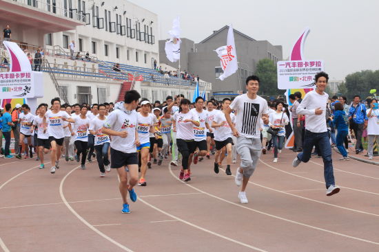 李金哲王宇领跑