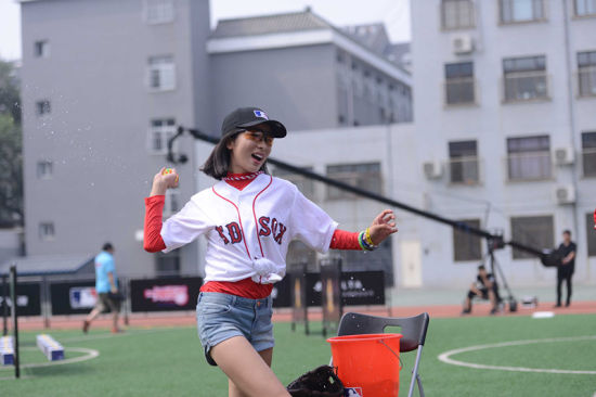 棒球场上的童苡萱