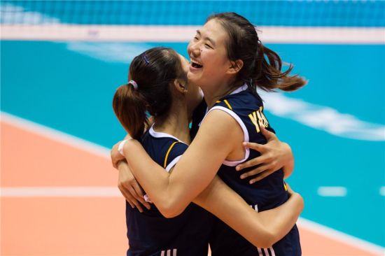 杨方旭与队友庆祝