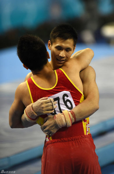 张成龙与队友拥抱