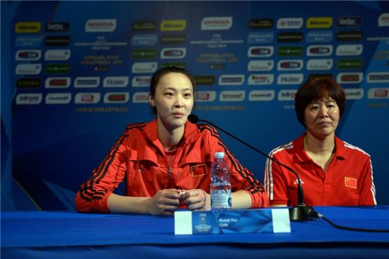 郎平与惠若琪出席赛后发布会