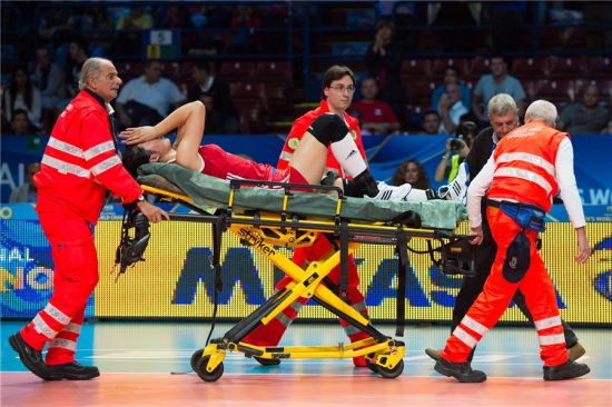 徐云丽受伤离场