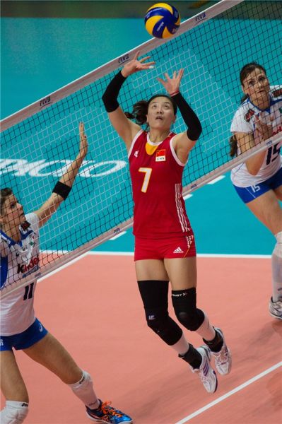 魏秋月网前跃起