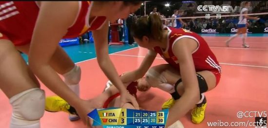 袁心玥和汪慧敏帮助抽筋的惠若琪揉腿