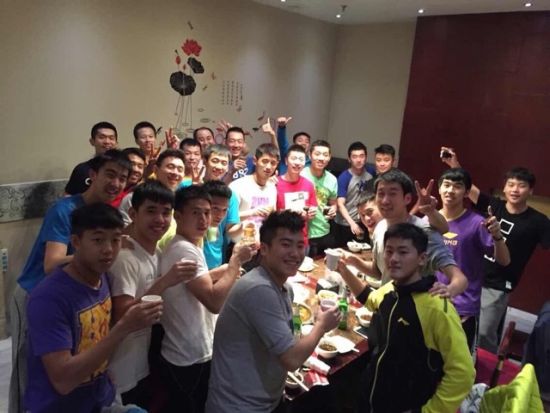 都来为马龙庆祝生日（图片来自许昕微博）