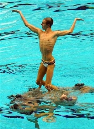 男人有望参加花游比赛(资料图)