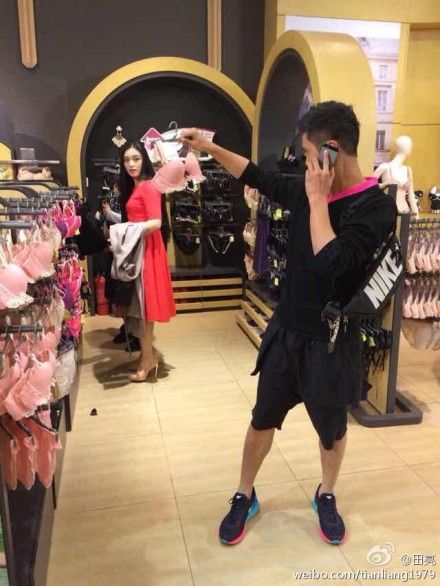 田亮手拿BRA