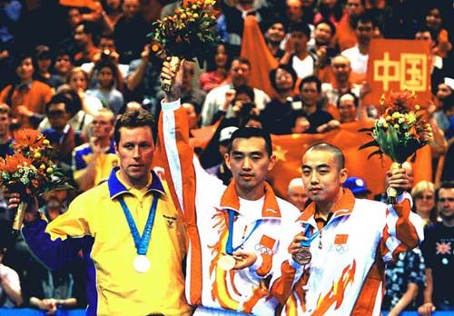 悉尼奥运会男单领奖台，左起瓦尔德内尔、孔令辉和刘国梁