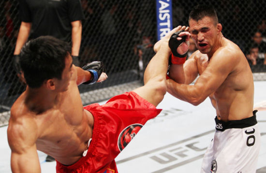 居马别克在UFC首秀中的表现