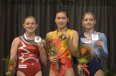 女子网上个人前三名，左起迈克莱南、刘灵玲和哈乔纳克